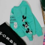 چاپ میکی روی آستین ست لباس بچه گانه