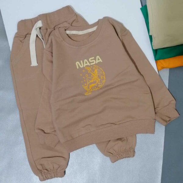 بلوز شلوار اسپرت طرح ناسا نسکافه ای مناسب 2 تا 7 سال