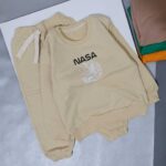 بلوز شلوار اسپرت طرح ناسا کرمی مناسب 2 تا 7 سال