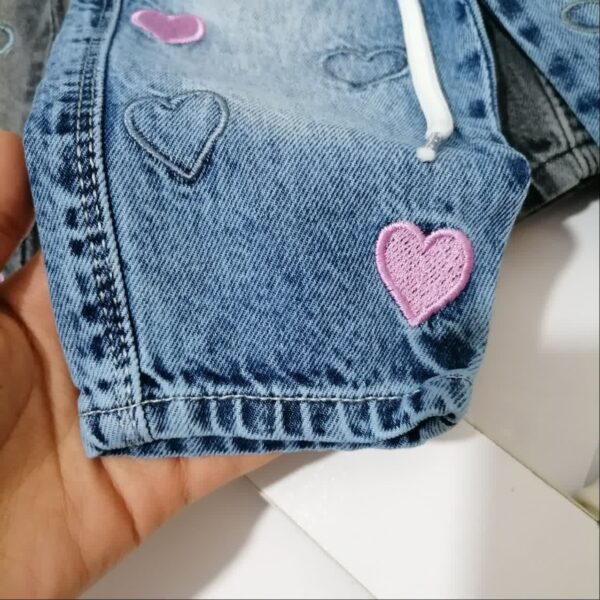 شلوار لی گلدوزی دخترانه قلبی مناسب صفر تا 9 سال - Image 2